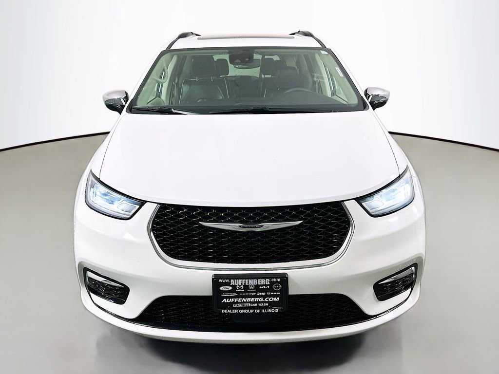 Used 2023 Chrysler Pacifica Limited image 2