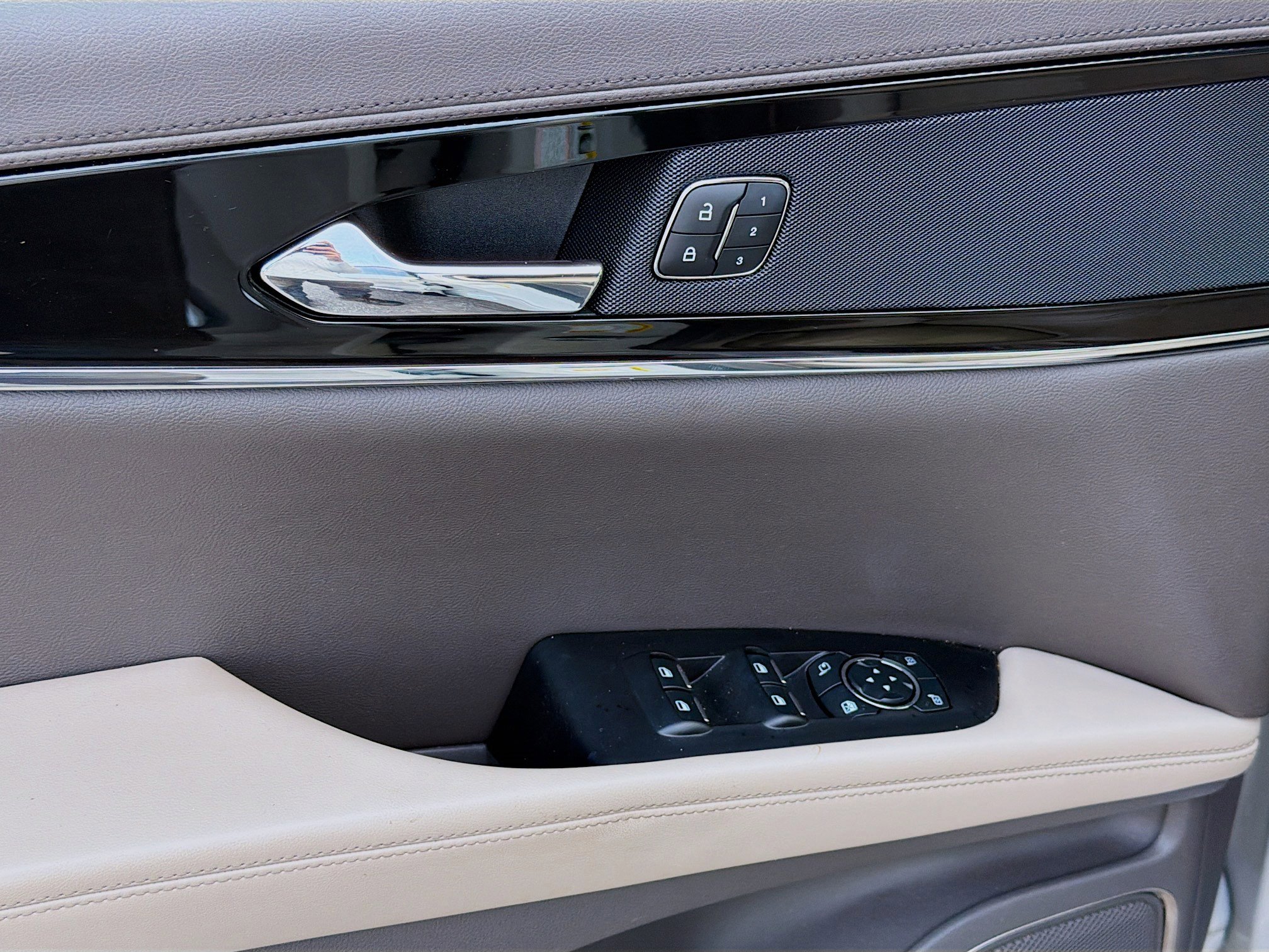 Used 2023 Lincoln Nautilus Reserve image 22