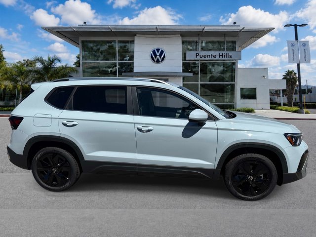 New 2026 Volkswagen Taos SE FWD image 3