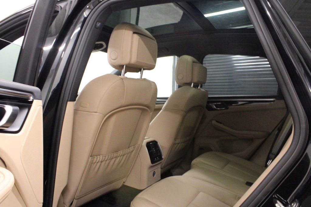 Certified 2025 Porsche Macan AWD/4WD image 34