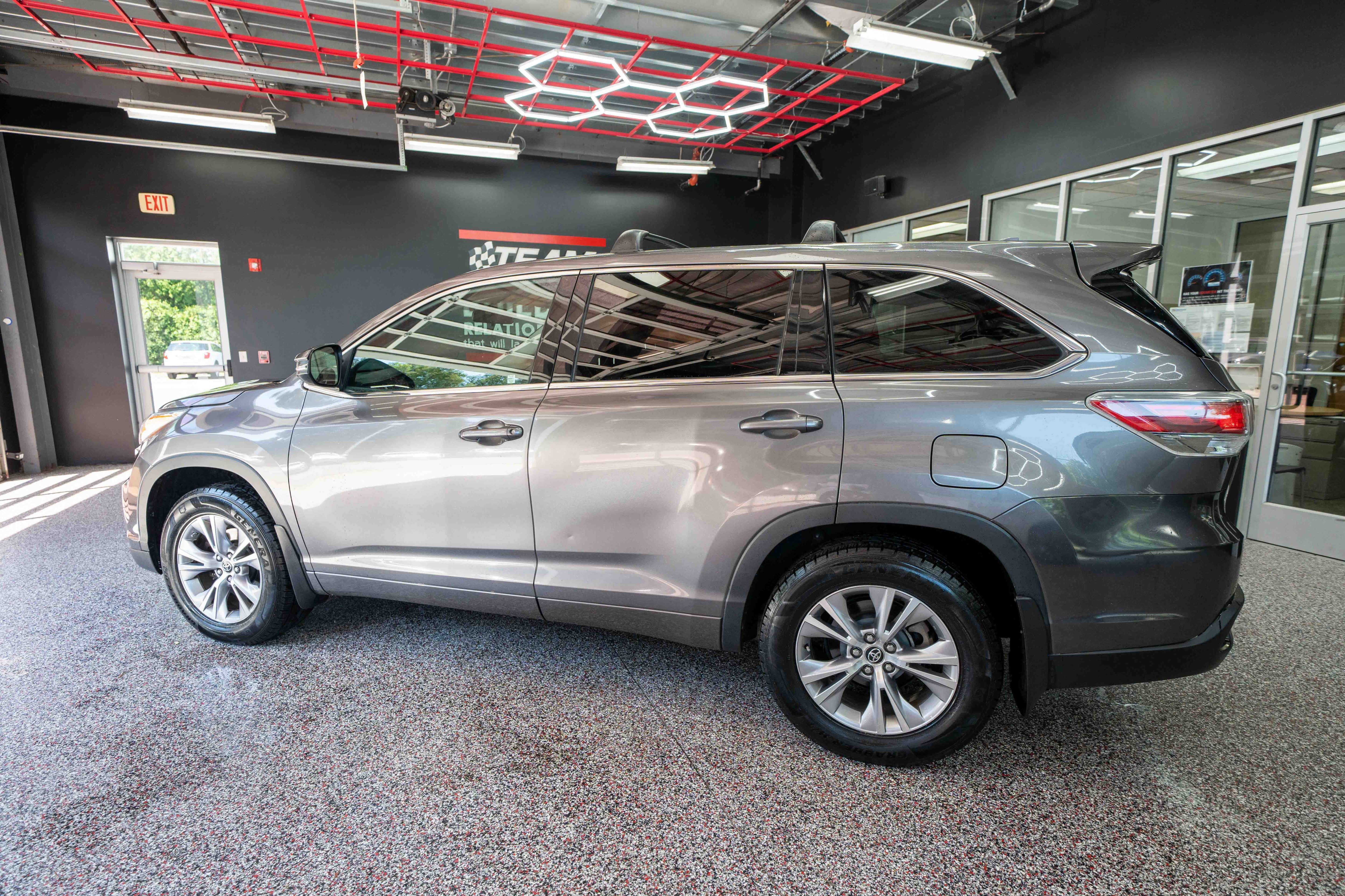 Used 2016 Toyota Highlander Plus AWD/4WD image 2