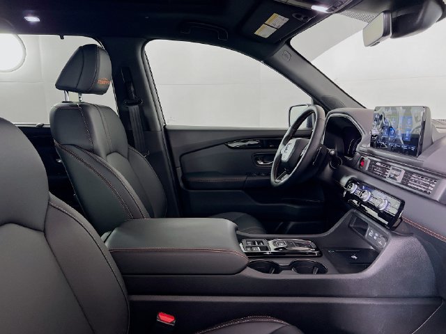 Used 2025 Honda Pilot TrailSport image 8