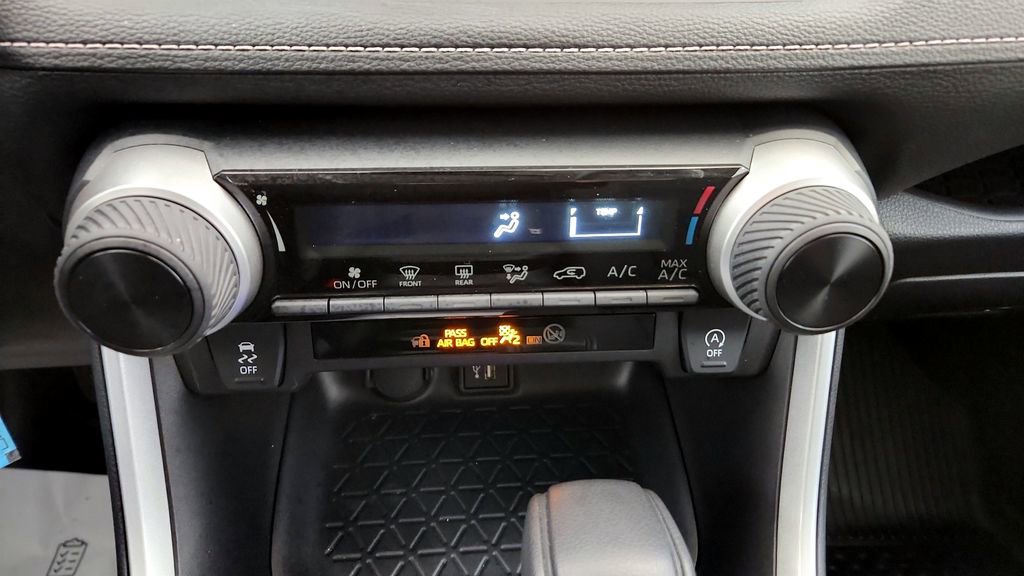 Used 2025 Toyota RAV4 LE AWD/4WD image 30