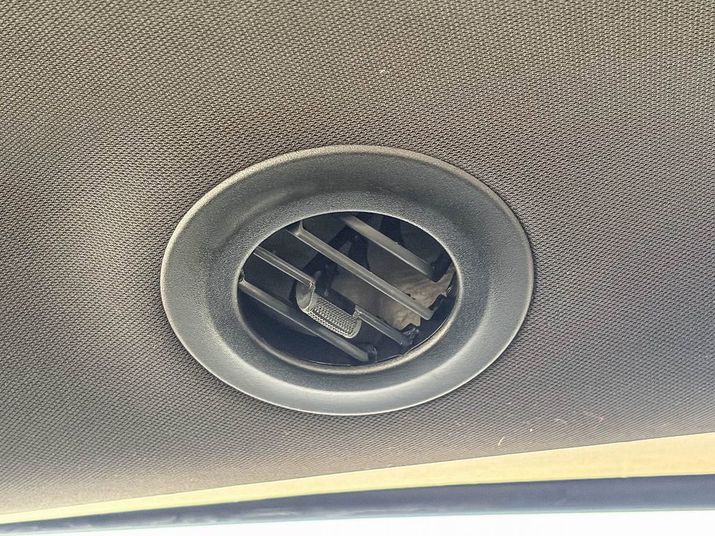 Used 2025 Chrysler Pacifica Premium image 24