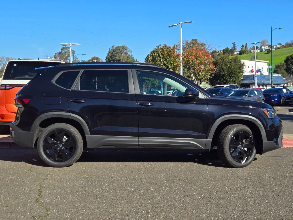 New 2026 Volkswagen Taos SE FWD image 3