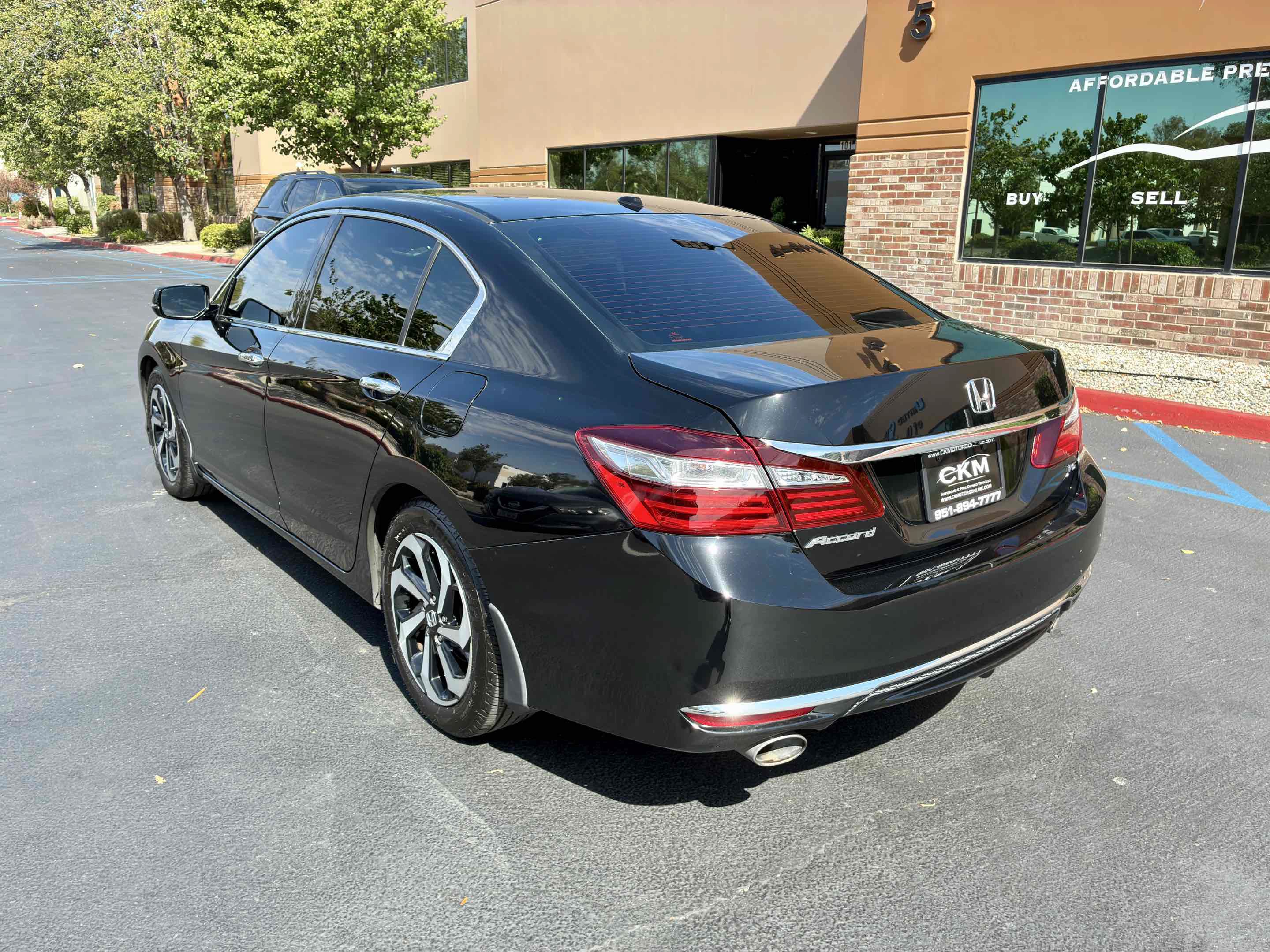 Used 2017 Honda Accord EX-L image 10