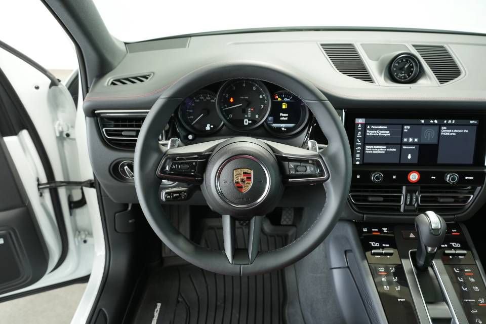 Certified 2025 Porsche Macan AWD/4WD image 13