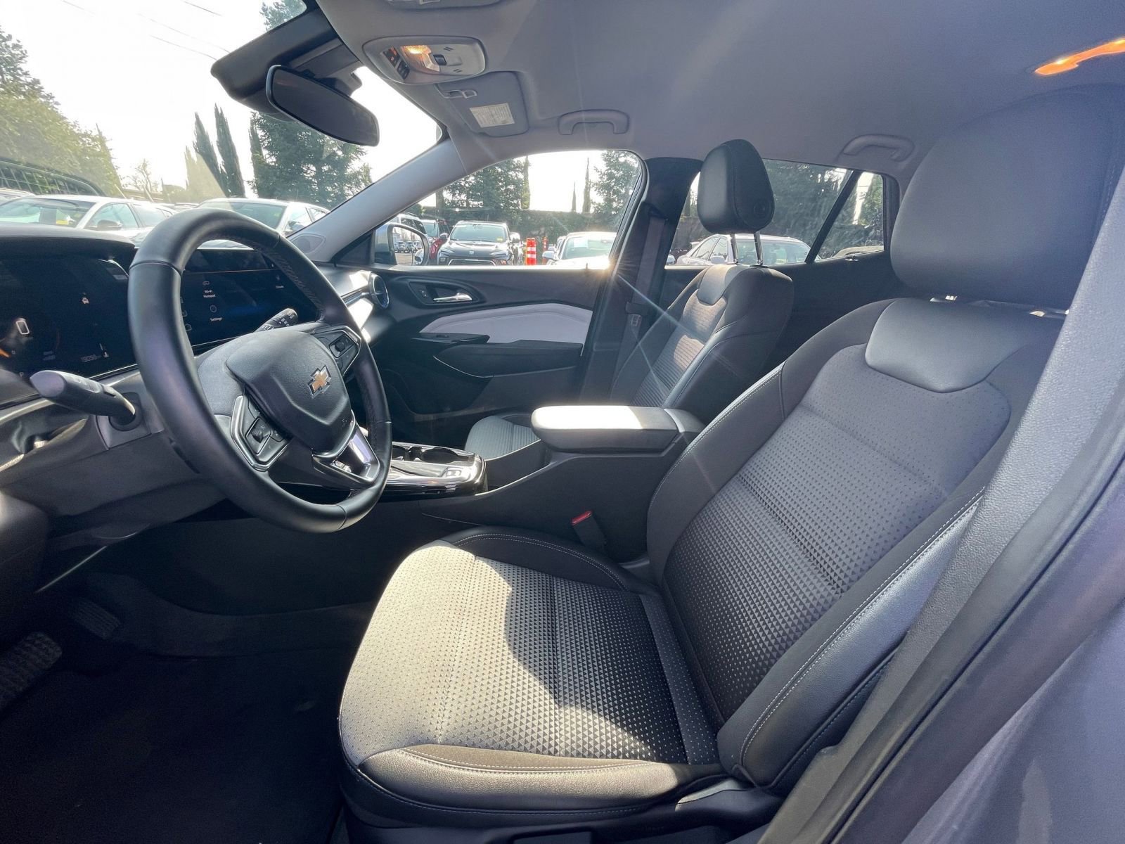 Used 2025 Chevrolet Trax LT w/ LT Convenience Package image 22