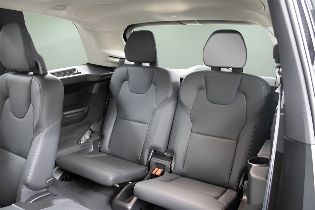 Certified 2025 Volvo XC90 T8 Plus image 32