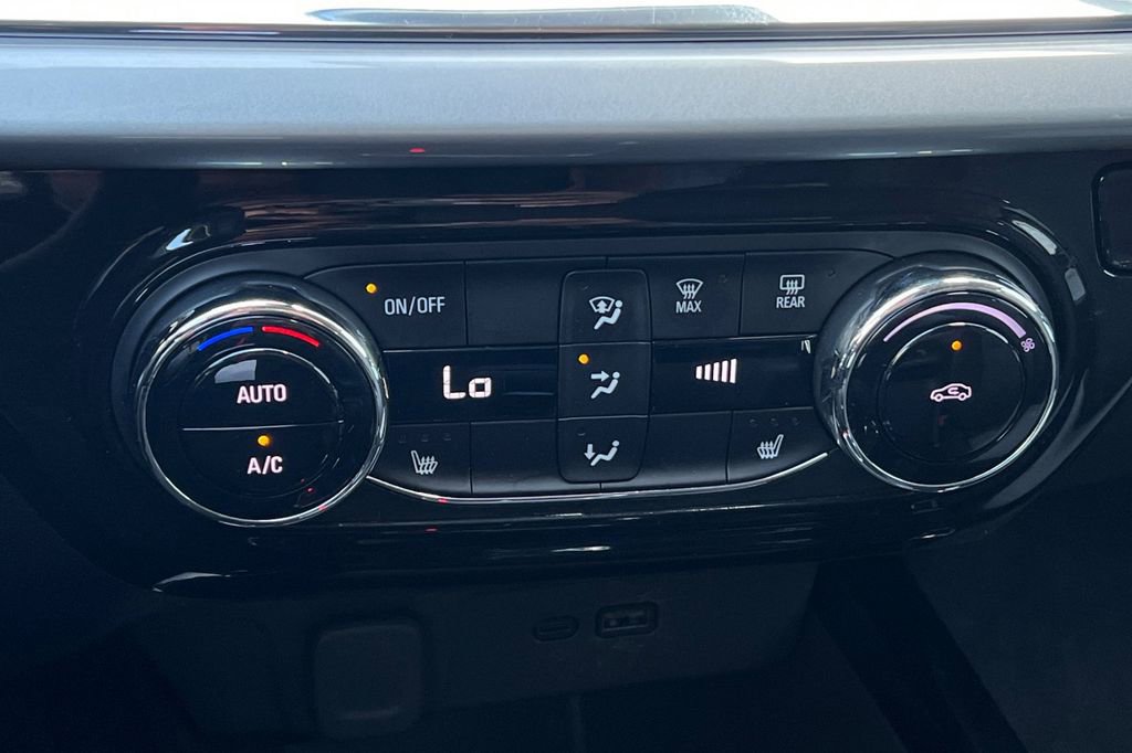 Used 2025 Chevrolet Trax LT w/ LT Convenience Package FWD image 20