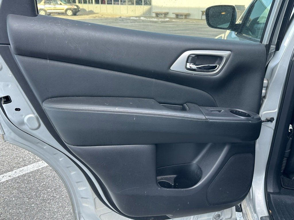 Used 2020 Nissan Pathfinder SV image 15