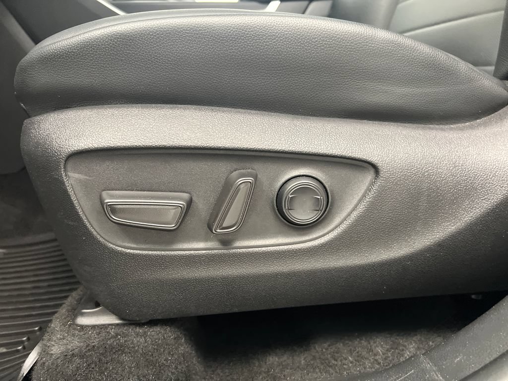 Used 2025 Toyota Highlander XLE FWD image 13