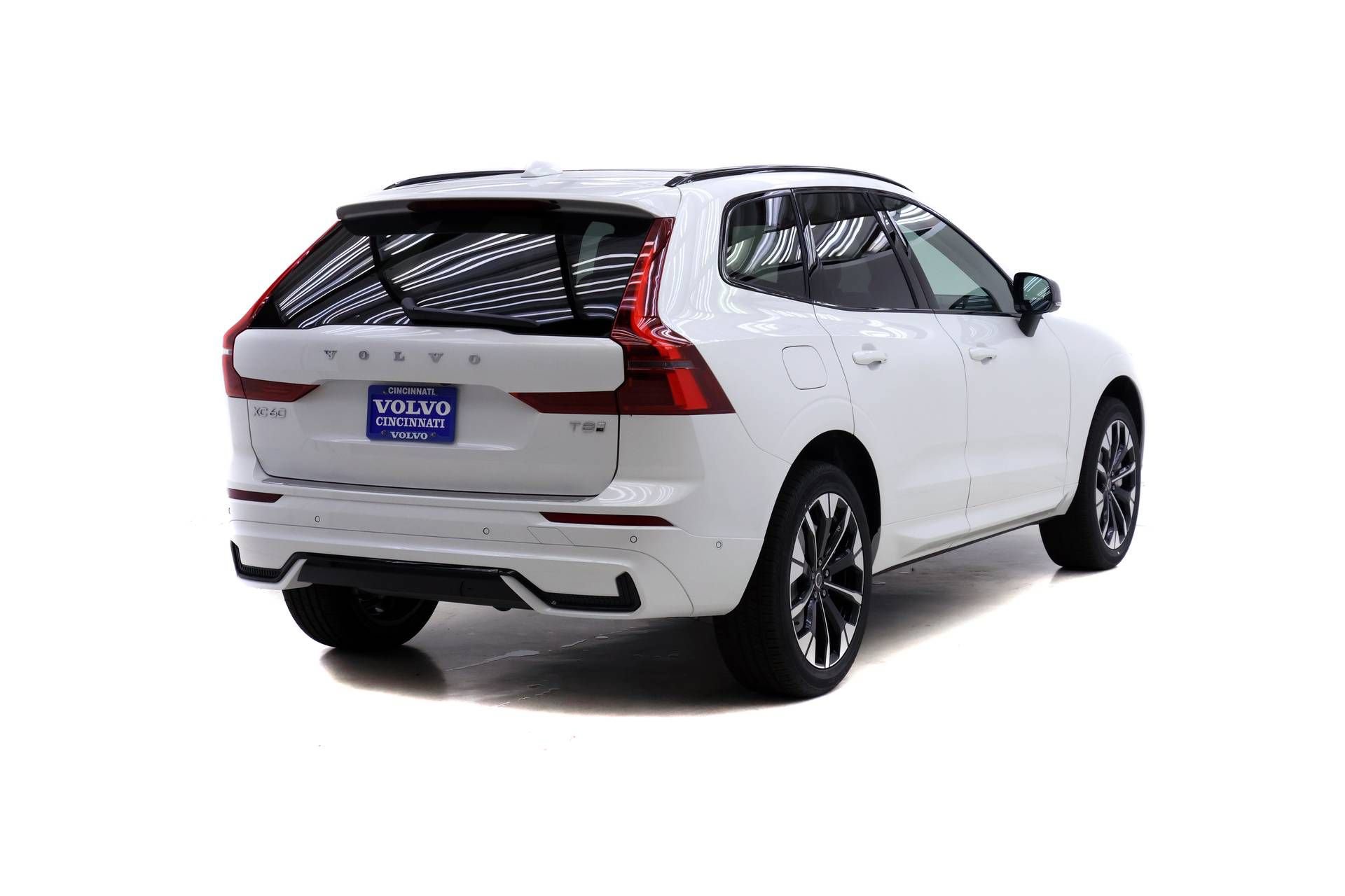 New 2026 Volvo XC60 T8 Plus w/ Climate Package PRO AWD/4WD image 4