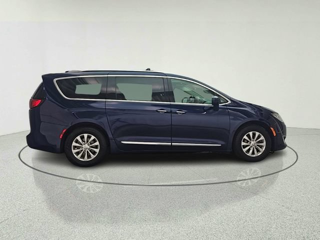 Used 2019 Chrysler Pacifica Touring-L FWD image 7