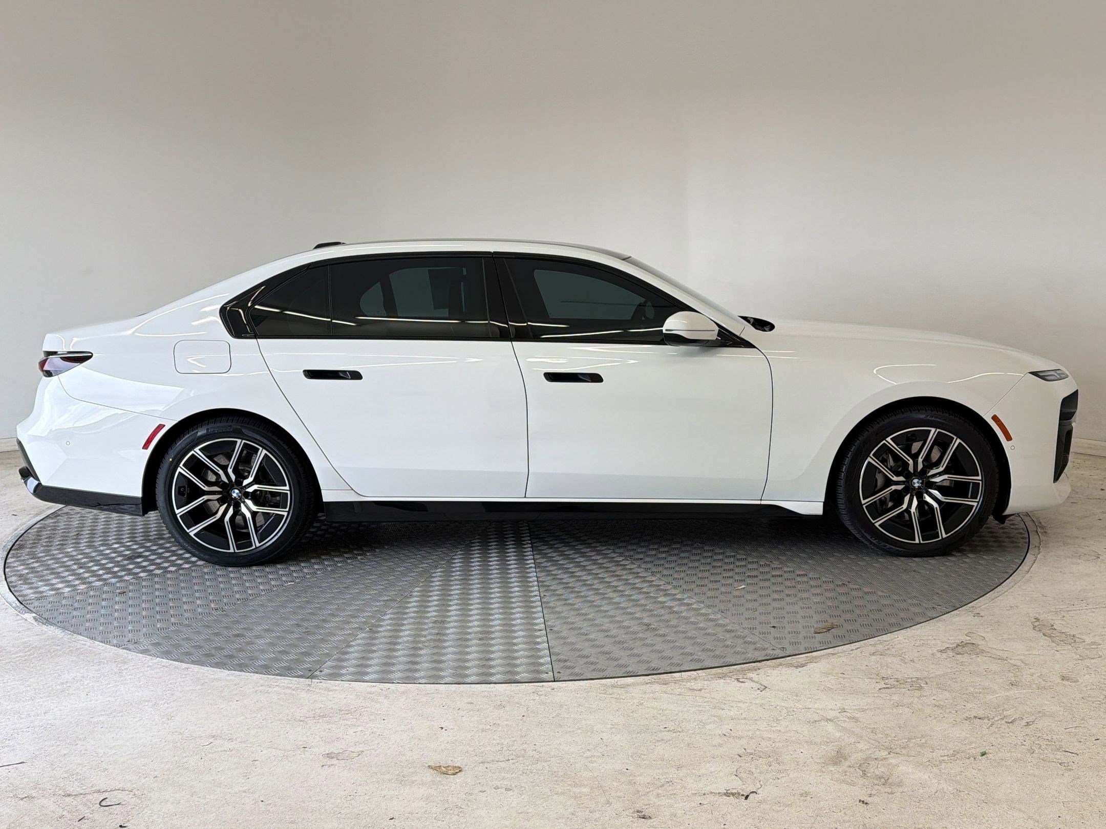 Certified 2024 BMW 760i xDrive AWD/4WD image 8