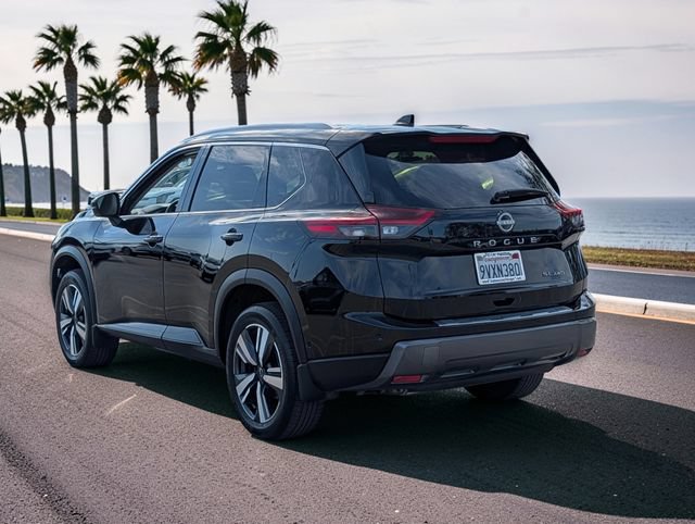 Used 2025 Nissan Rogue SL AWD/4WD image 7