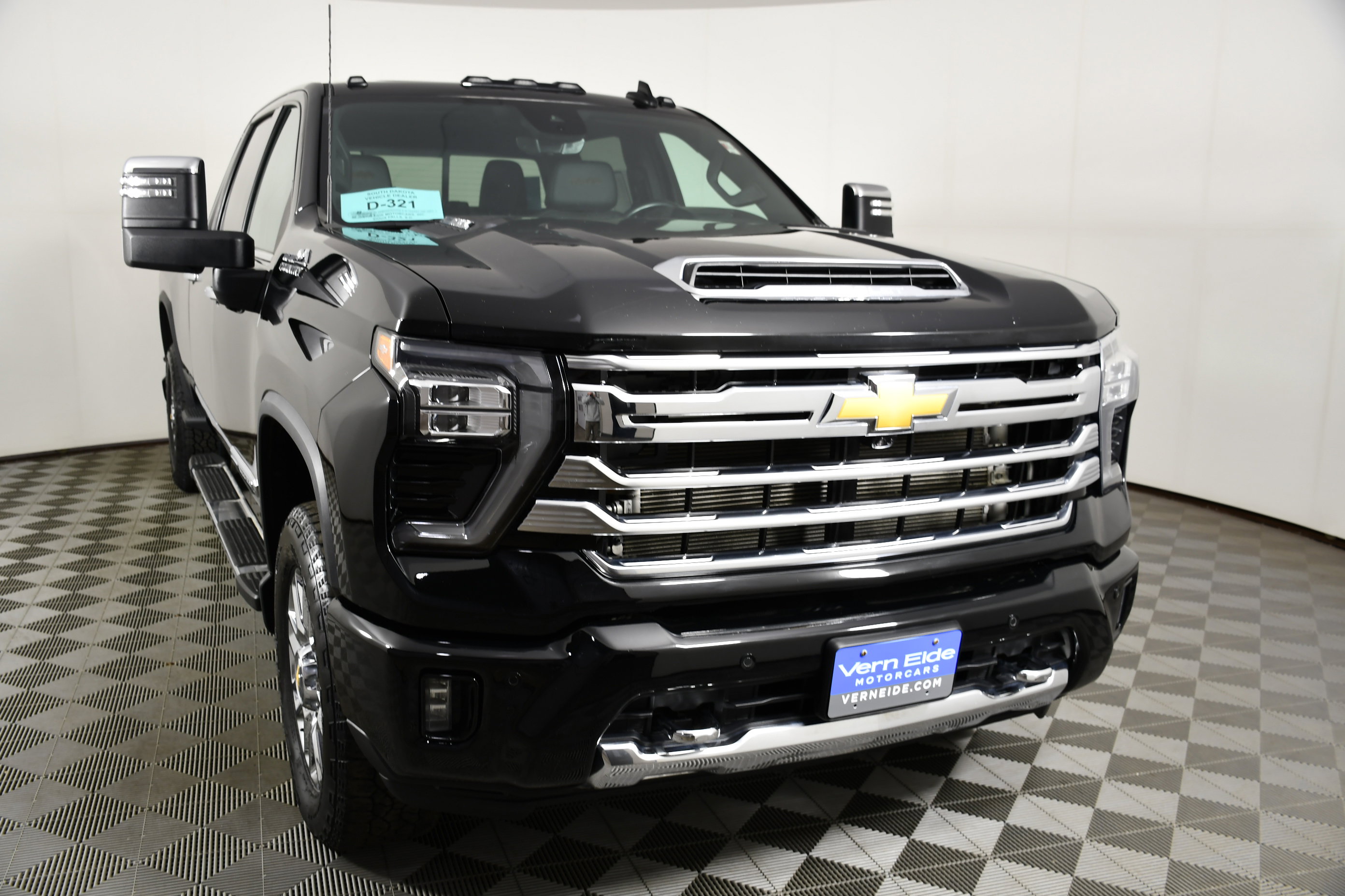 Used 2024 Chevrolet Silverado 3500 High Country w/ High Country Premium Package AWD/4WD image 3