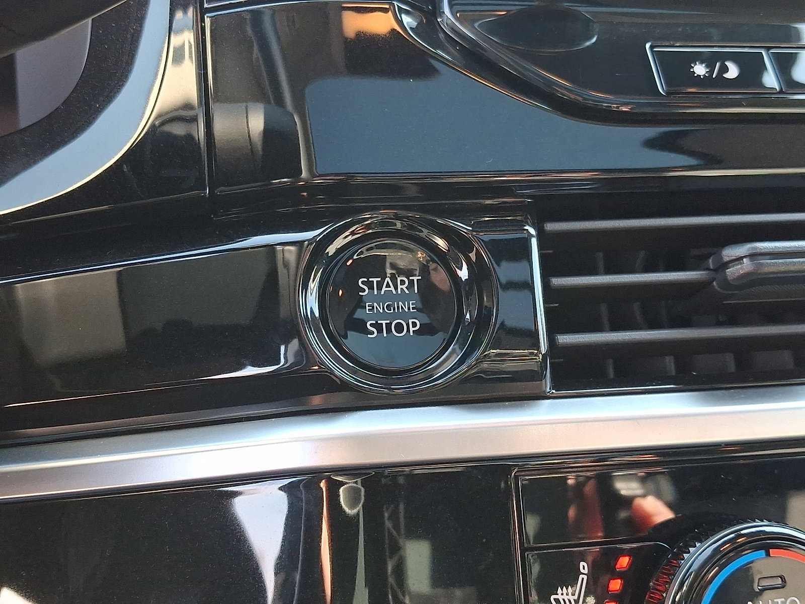 Certified 2025 Nissan Pathfinder Platinum w/ Cargo Package image 24