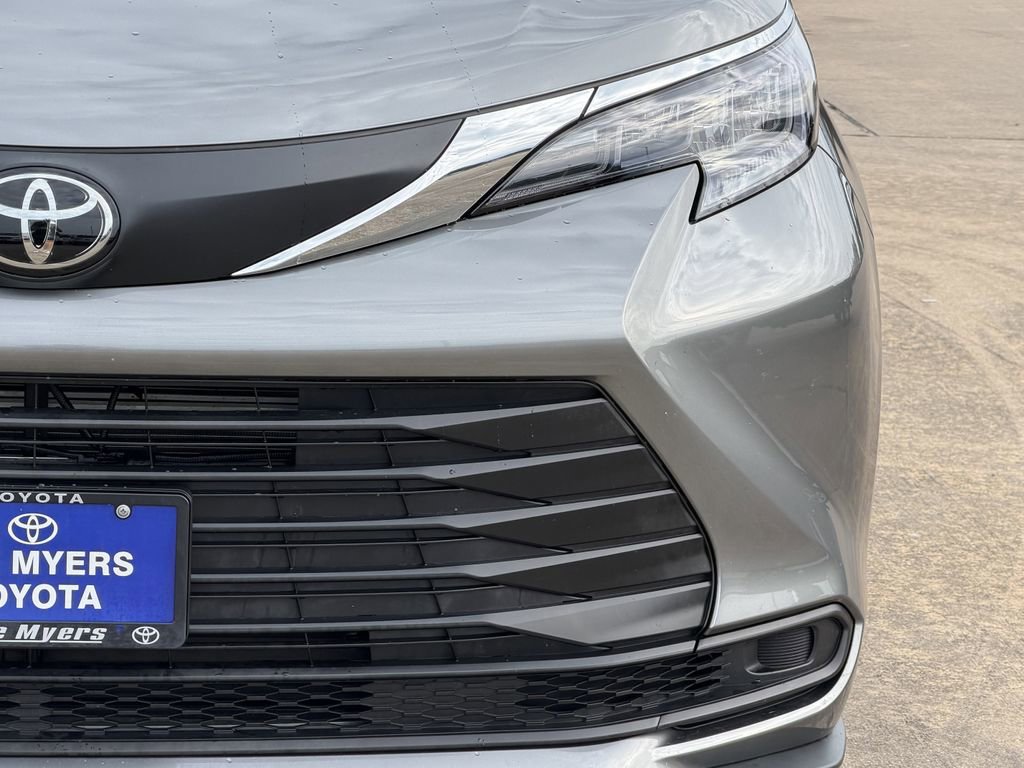 Used 2026 Toyota Sienna LE FWD image 4