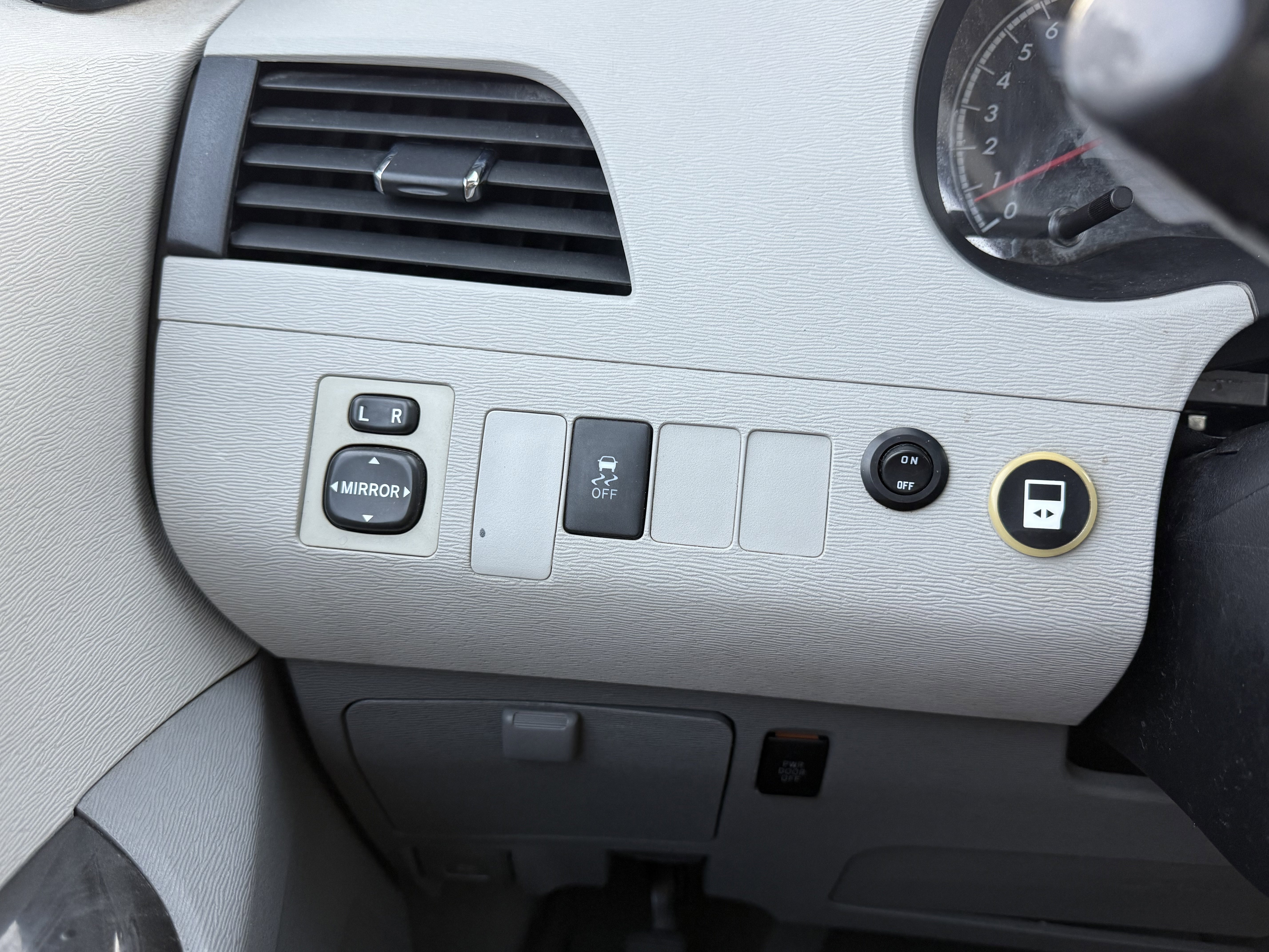 Used 2011 Toyota Sienna LE image 23