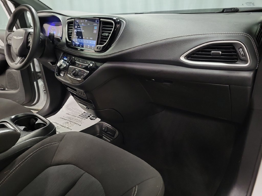Used 2023 Chrysler Pacifica Touring FWD image 35