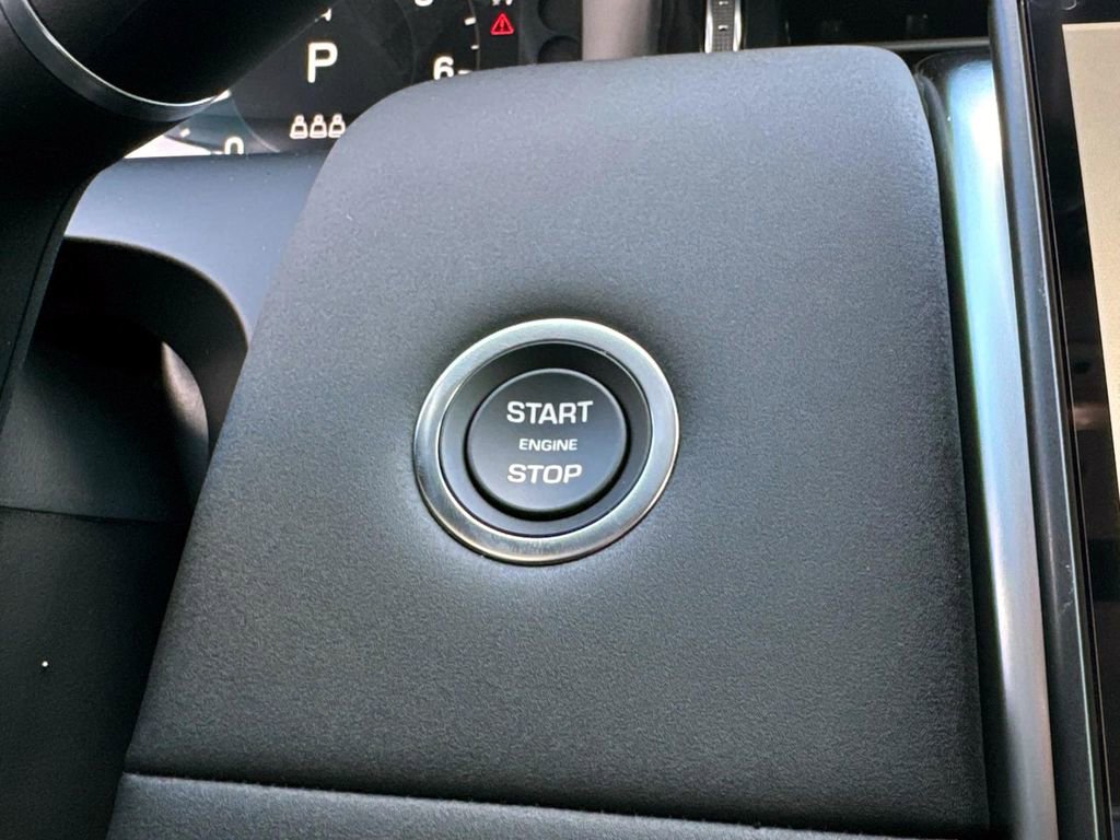 Used 2025 Land Rover Discovery Sport S image 27
