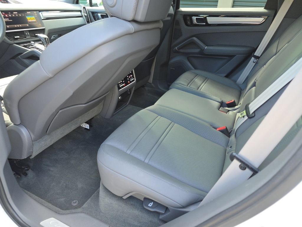 Used 2023 Porsche Cayenne Platinum Edition AWD/4WD image 13