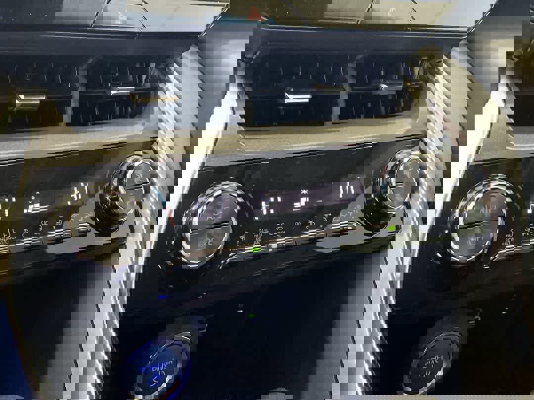 Used 2023 Toyota Venza LE image 18