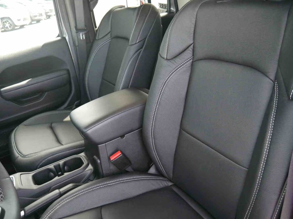 Used 2025 Jeep Wrangler Unlimited Rubicon AWD/4WD image 30