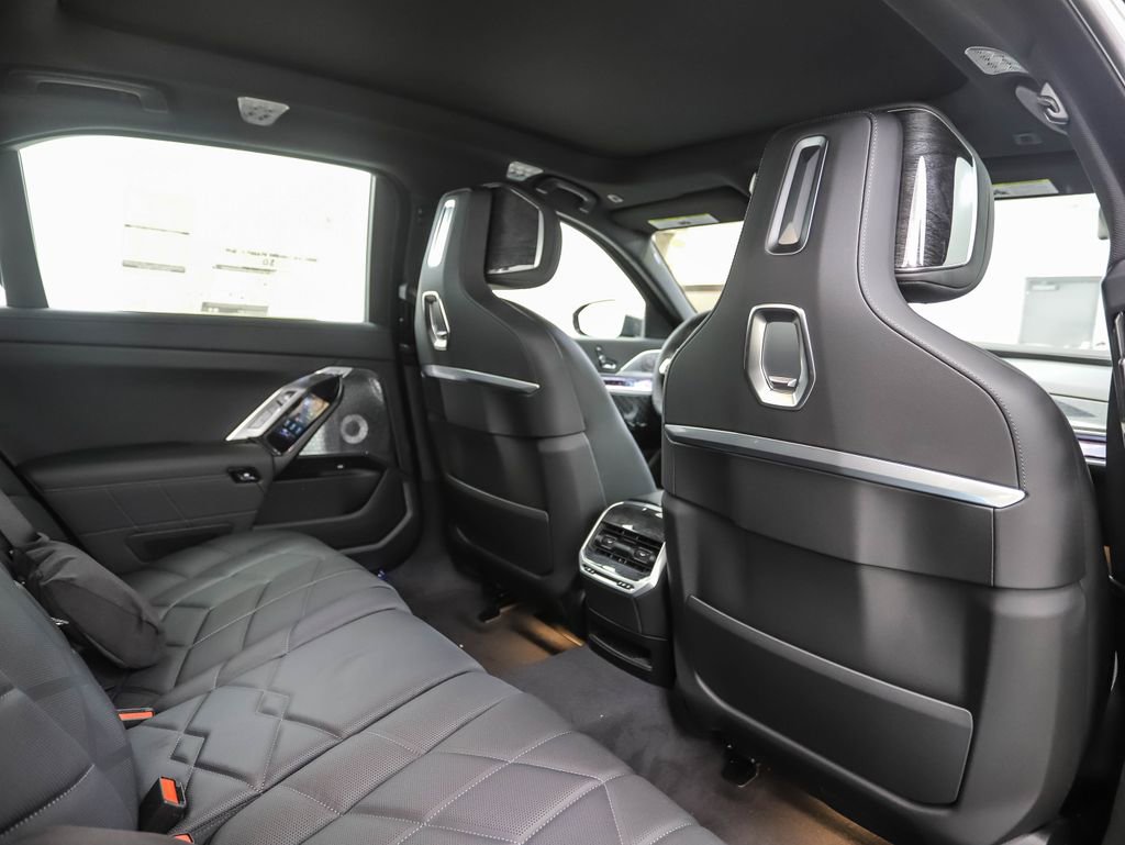 Used 2025 BMW 760i xDrive w/ Executive Package image 27