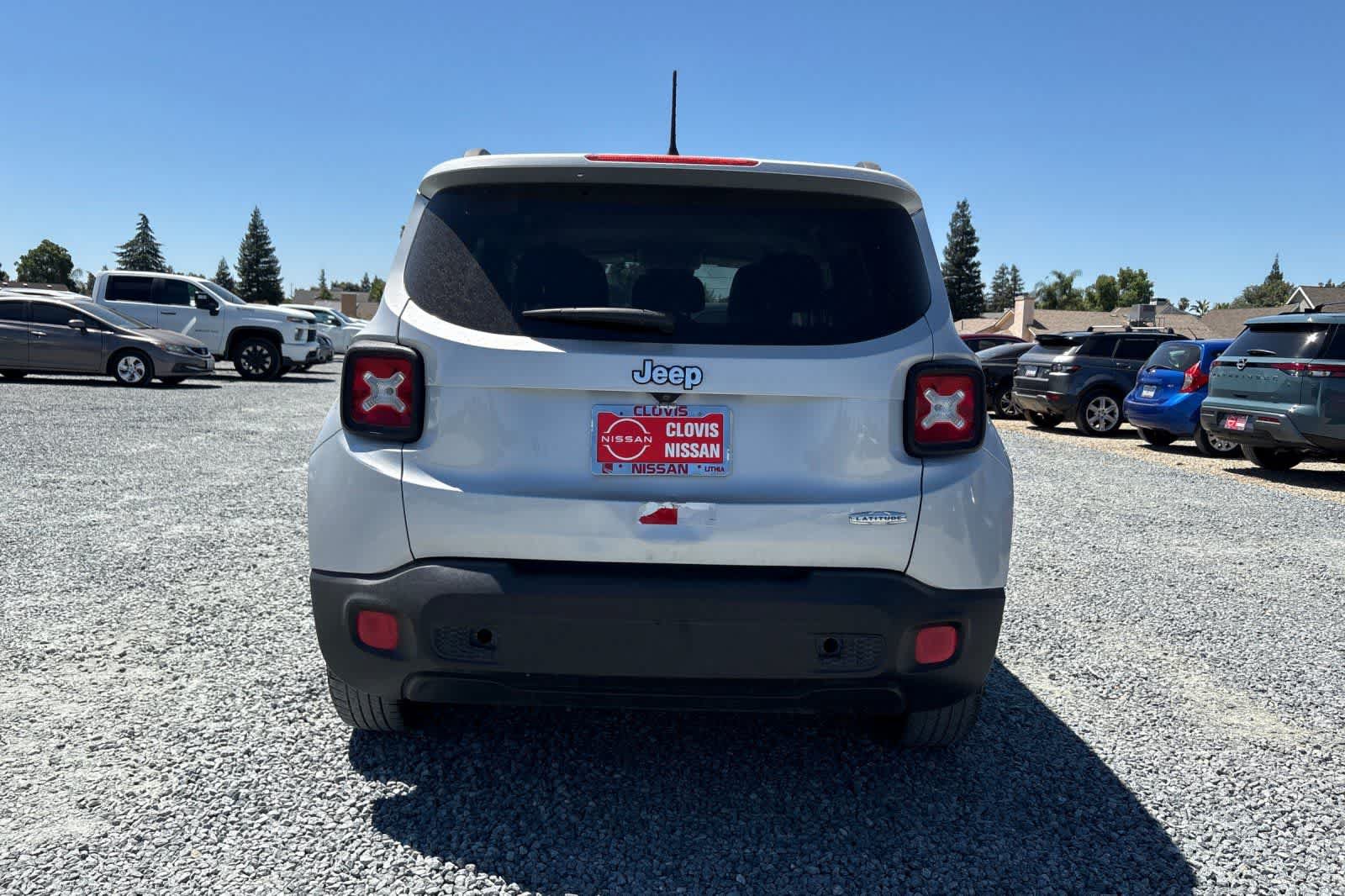 Used 2017 Jeep Renegade Latitude FWD image 8