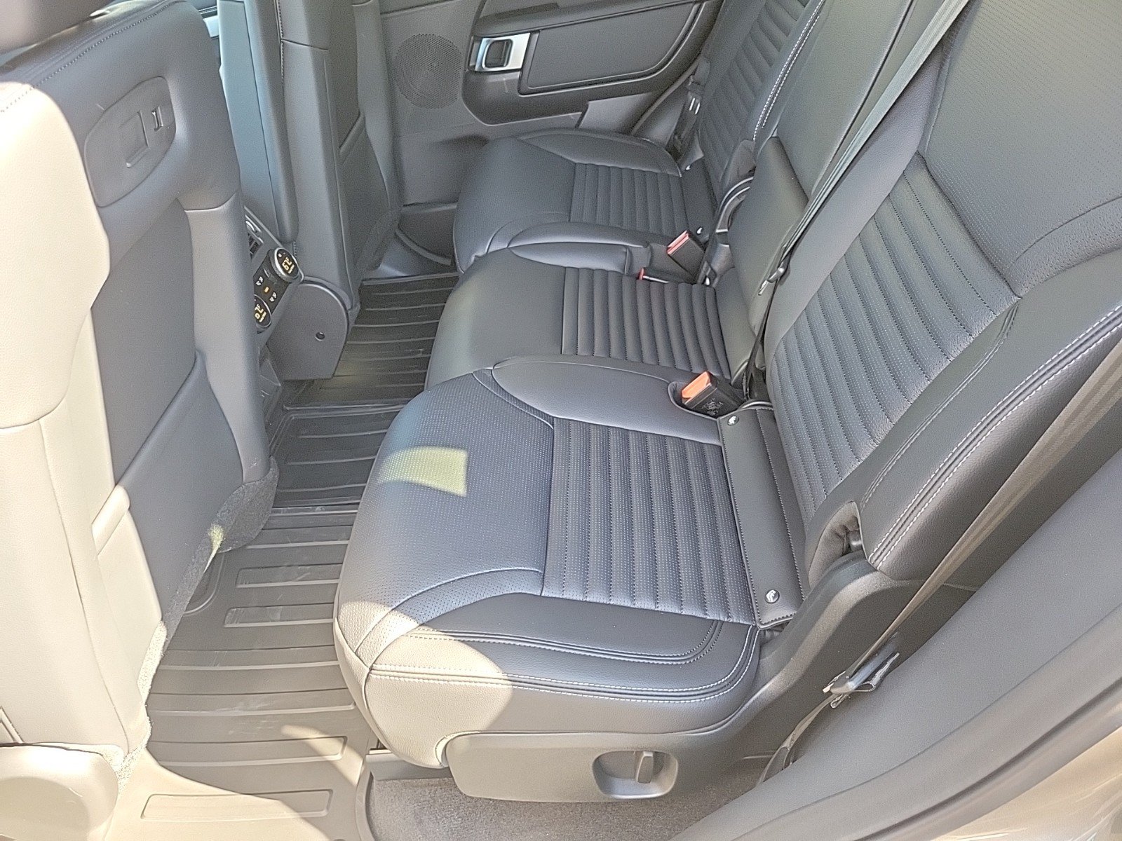 Certified 2025 Land Rover Discovery Dynamic SE AWD/4WD image 16