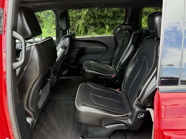 Used 2025 Chrysler Pacifica Limited FWD image 11