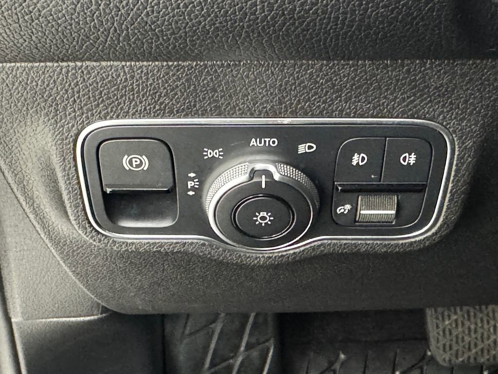 Used 2022 Mercedes-Benz GLB 250 GLB 250 w/ Premium Package Lite image 23