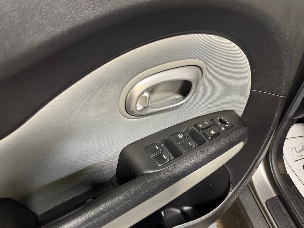 Used 2016 Kia Soul FWD image 14