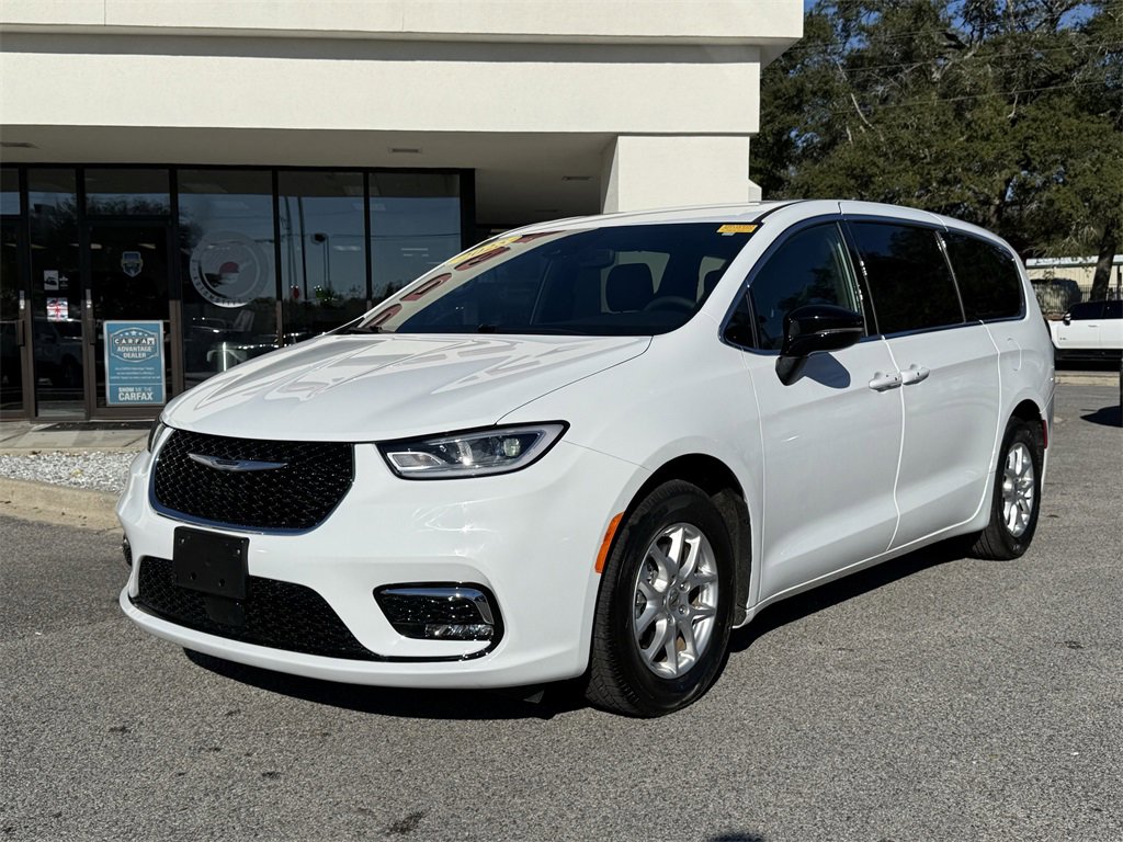 Used 2025 Chrysler Pacifica Select image 9