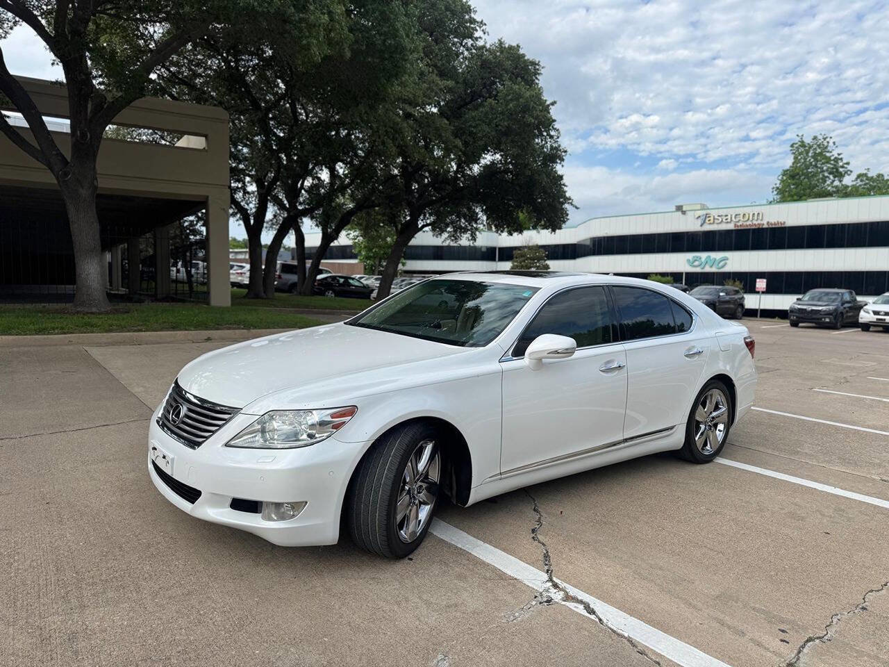 Used 2011 Lexus LS 460 w/ Comfort Pkg RWD image 2
