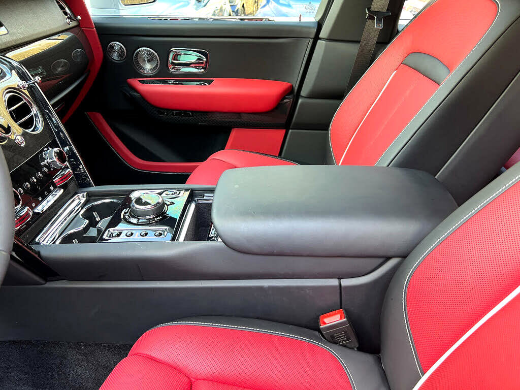 Used 2022 Rolls-Royce Cullinan Black Badge image 16