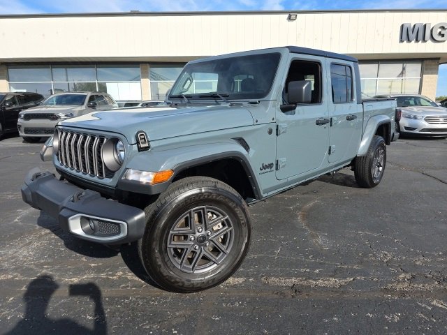 Used 2024 Jeep Gladiator Sport image 2