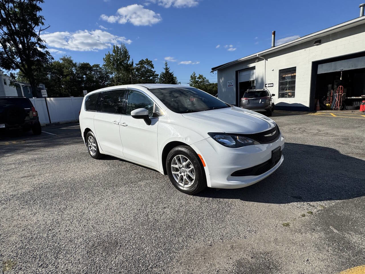 Used 2022 Chrysler Voyager LX image 5