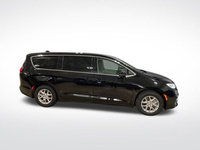 Used 2024 Chrysler Pacifica Touring-L image 7