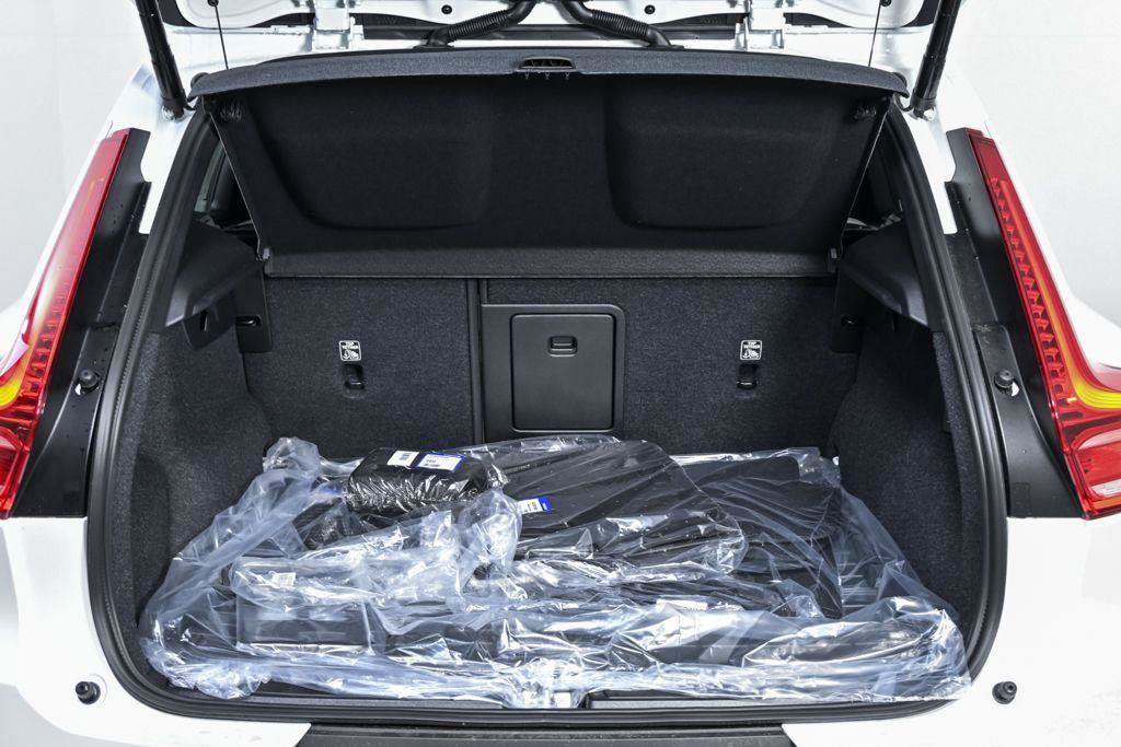 New 2026 Volvo XC40 B5 Plus w/ Protection Package Premier AWD/4WD image 29