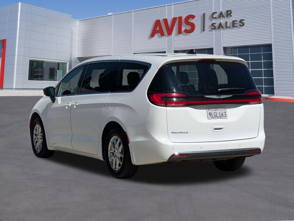 Used 2024 Chrysler Pacifica Touring-L image 9