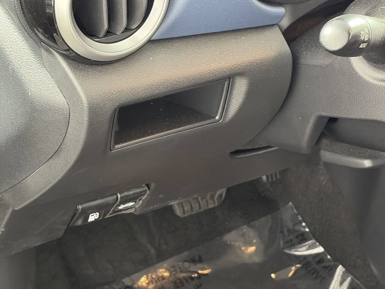Used 2025 Nissan Versa SV FWD image 12