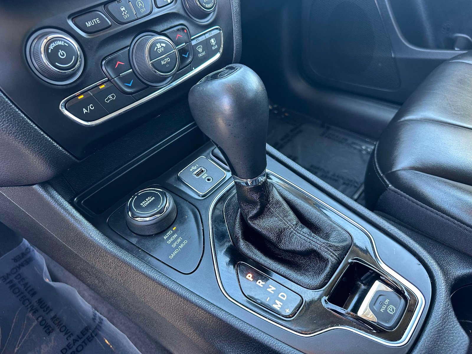 Used 2020 Jeep Cherokee Latitude Plus AWD/4WD image 13