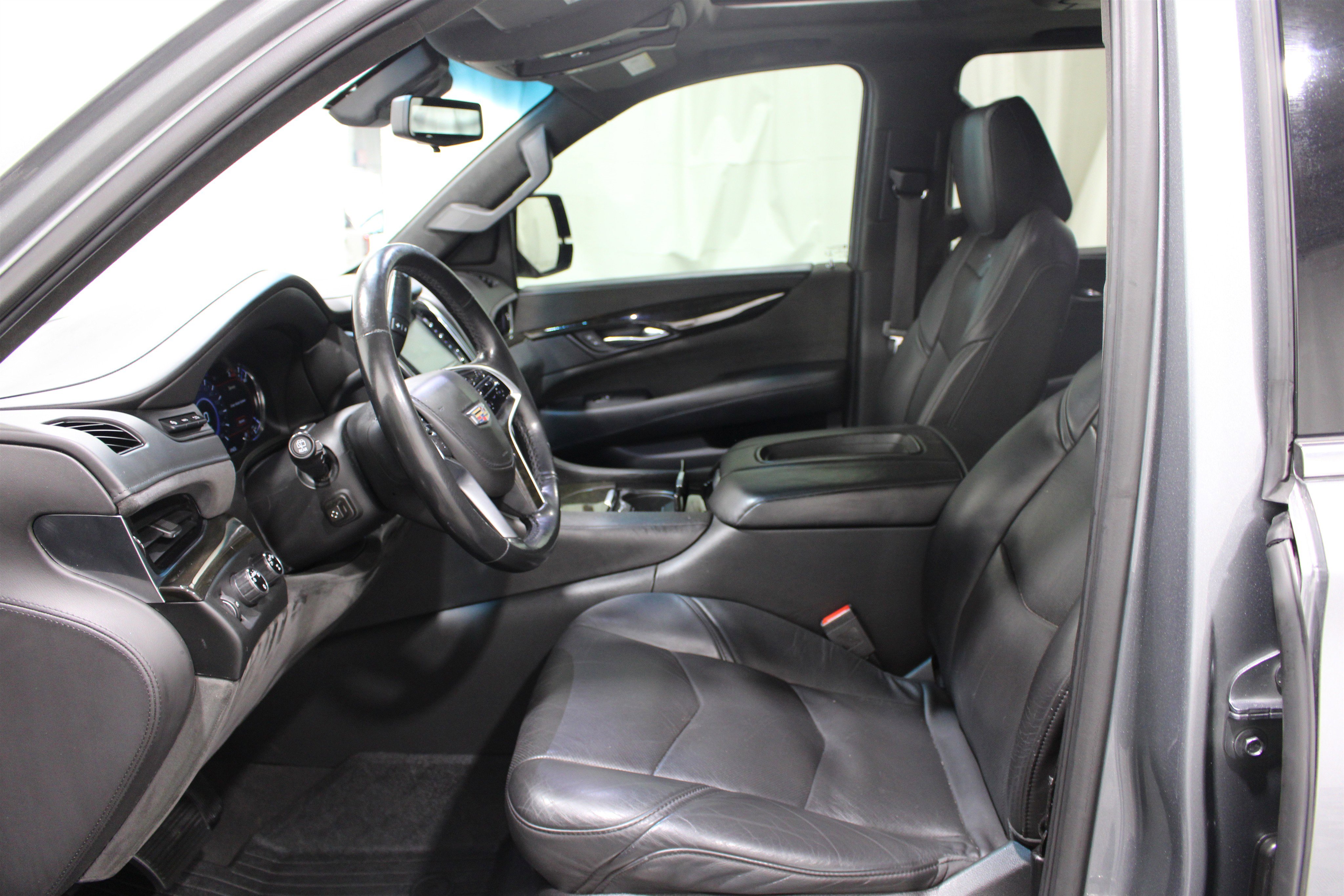 Used 2019 Cadillac Escalade ESV Platinum image 3