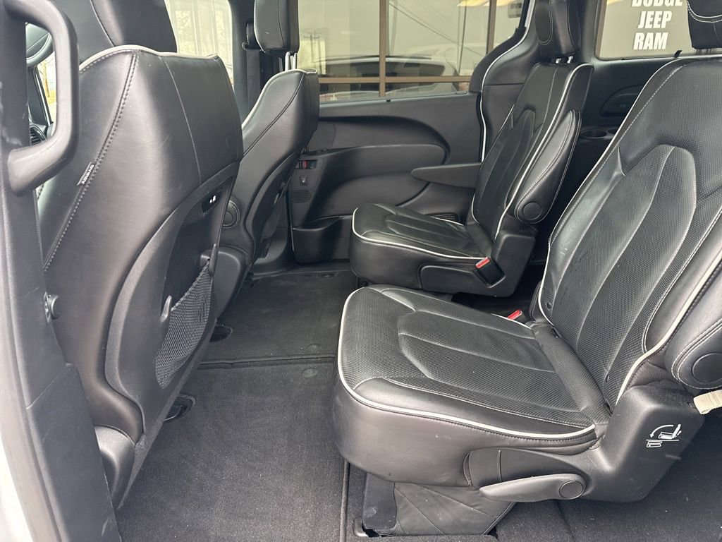 Used 2025 Chrysler Pacifica Limited image 38