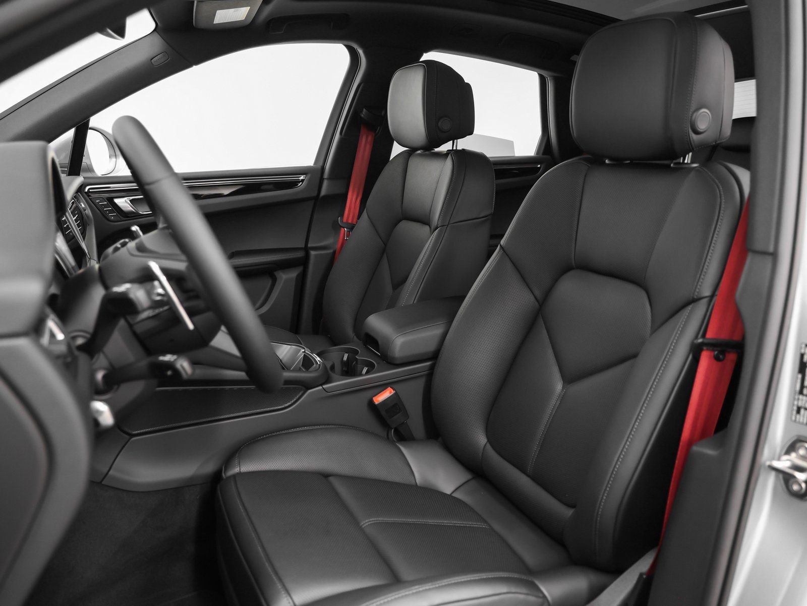 Certified 2025 Porsche Macan image 5