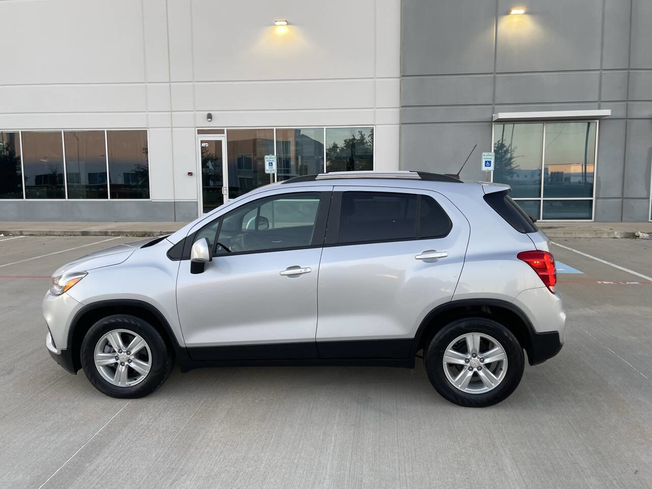 Used 2022 Chevrolet Trax LT w/ LT Convenience Package image 12