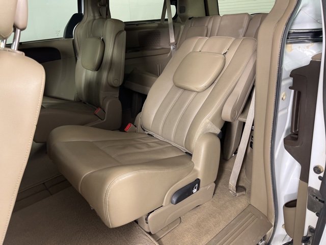 Used 2015 Chrysler Town & Country Touring-L w/ Driver Convenience Group image 16